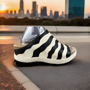 ✅Fly London Sandals Women's Size EU 40 Black and Off White Platform Wedge Slides